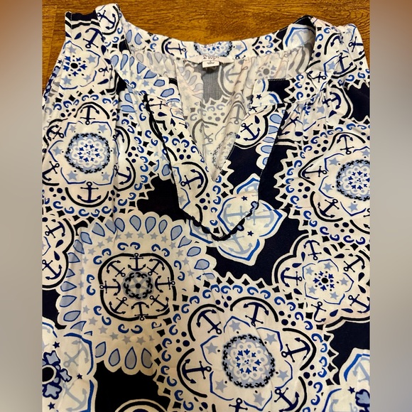 Beautiful Crown & Ivy Top - Picture 3 of 5